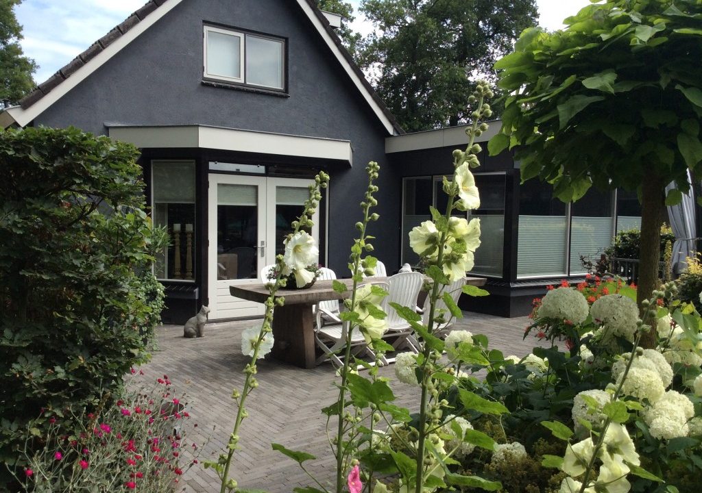 NA – Deze prachtige metamorfose vindt u in Overberg. Geschilderd in Niveau Meesterklasse XTD. In de kleuren van Niveau: Rijtuigenzwart, Bussums Antraciet en Goois Grijs.