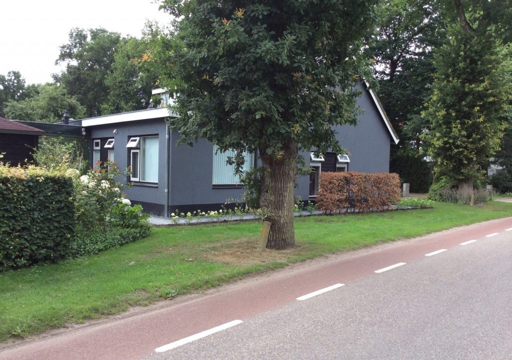 NA – Deze prachtige metamorfose vindt u in Overberg. Geschilderd in Niveau Meesterklasse XTD. In de kleuren van Niveau: Rijtuigenzwart, Bussums Antraciet en Goois Grijs.